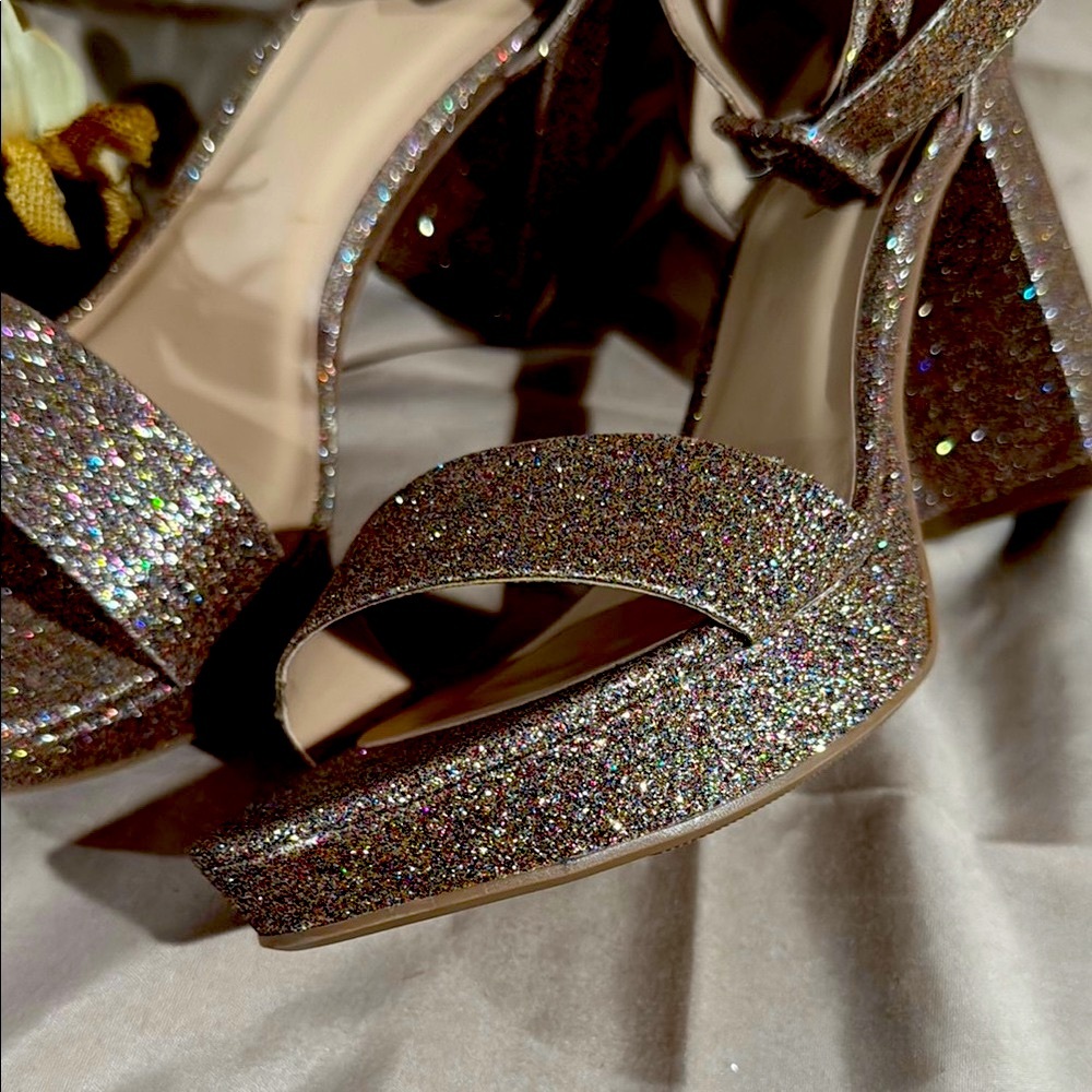 Elegant Glitter Block Heel Sandals - Picture 4 of 4
